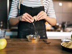 Cara Pecahkan Telur yang Benar agar Kuningnya Tak Pecah