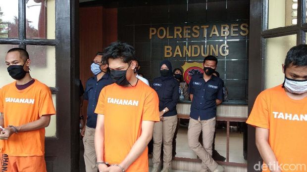 Ferdian Paleka dan dua rekannya