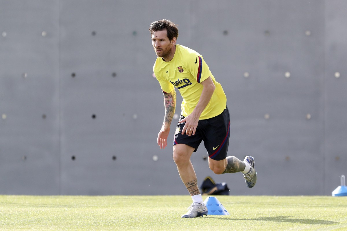 Messi bikin umpan cantik dalam latihan Barcelona. (Miguel Ruiz/FC Barcelona via AP)