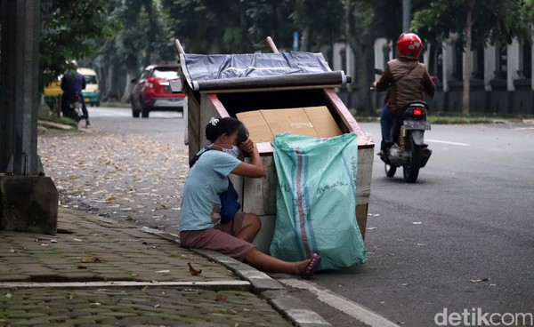 Penyandang masalah kesejahteraan sosial (PMKS) musiman mulai berdatangan ke Kota Bandung di bulan Ramadhan ini. Begini potretnya.