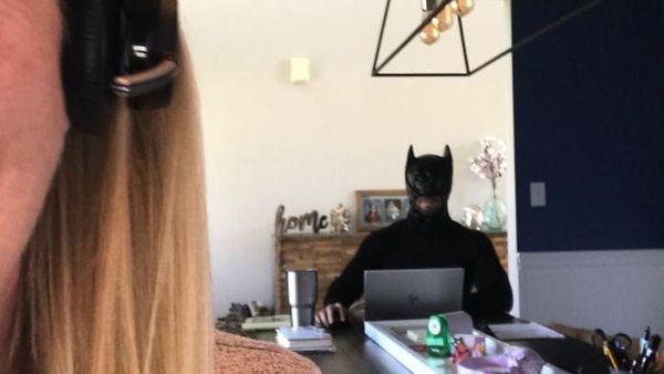 Aksi Kocak Suami Zoom Bombing Istri Saat Meeting