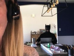 Aksi Kocak Suami Zoom Bombing Istri Saat Meeting