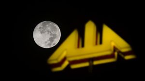 Potret Keindahan Fenomena Supermoon di Indonesia