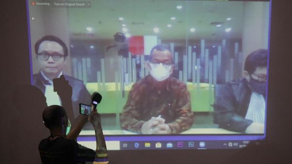Emirsyah Satar Divonis 8 Tahun Penjara