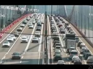 Seram! Jembatan Gantung China Goyang Diterjang Angin Saat Padat Kendaraan
