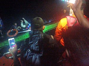 Evakuasi 4 Pemancing yang Kapalnya Terbalik Usai Dihantam Ombak