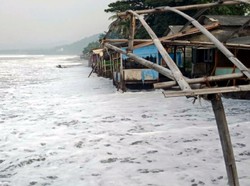 Gelombang Pasang Terjang Warung Lesehan di Palabuhanratu Sukabumi