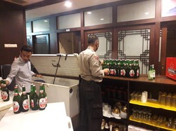 Gelar Razia, Polisi Sita Ratusan Botol Miras dari Restoran Korea di Cilegon