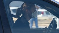 Antoine Griezmann juga tampak datang mengikuti tes kesehatan, dan mengenakan masker saat berkendara. Hasil tes keluar pada Kamis (7/5), dan dinyatakan semua pemain Barcelona negatif terjangkit COVID-19. (Foto: LLUIS GENE / AFP)