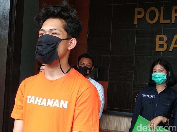 Ini Dia Tampang Ferdian Paleka Berbaju Tahanan