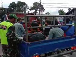 Coba Kelabui Petugas di Cianjur, Pemudik Tumpangi Pickup Tertutup Terpal