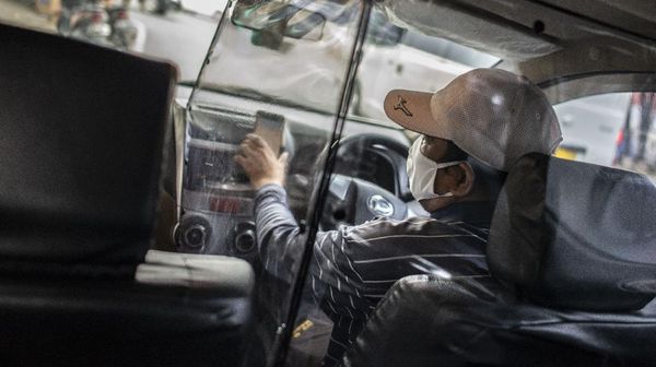 Kreatif! Begini Antisipasi Penyebaran COVID-19 di Taksi Online