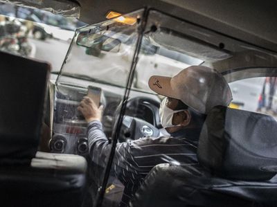 Kreatif! Begini Antisipasi Penyebaran COVID-19 di Taksi Online