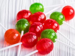 Gabut di Rumah, Pria Ini Hitung Berapa Banyak Jilatan Untuk Habiskan Lolipop