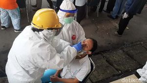 Ratusan Pedagang-Pembeli di Pasar Kebon Kembang Ikut Test Swab