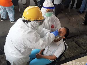 Ratusan Pedagang-Pembeli di Pasar Kebon Kembang Ikut Test Swab