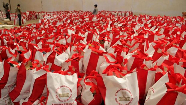 Pekerja menyusun bantuan paket sembako dari Presiden Joko Widodo di Makassar, Sulawesi Selatan, Jumat (8/5/2020). Sebanyak 10 ribu paket sembako dari Presiden Joko Widodo siap didistribusikan kepada warga kurang mampu di daerah itu guna mengurangi beban ekonomi mereka di tengah wabah COVID-19. ANTARA FOTO/Arnas Padda/yu/pras.