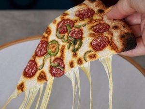 Kreatif! Seniman Ini Bikin Gambar Makanan 3D dengan Teknik Sulam Bordir