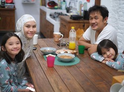 Belajar Puasa, Anak-anak Artis Ini Semangat Santap Sahur