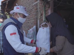 Sandiaga Uno Bagi-bagi Sembako ke Penarik Becak di Bandung