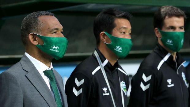JEONJU, SOUTH KOREA - MAY 08: Jeonbuk Hyundai Motors head coach Jose Morais wearing protective masks stand during the K League 1 match between Jeonbuk Hyundai Motors and Suwon Samsung Bluewings at Jeonju World Cup Stadium on May 08, 2020 in Jeonju, South Korea. (Photo by Han Myung-Gu/Getty Images)