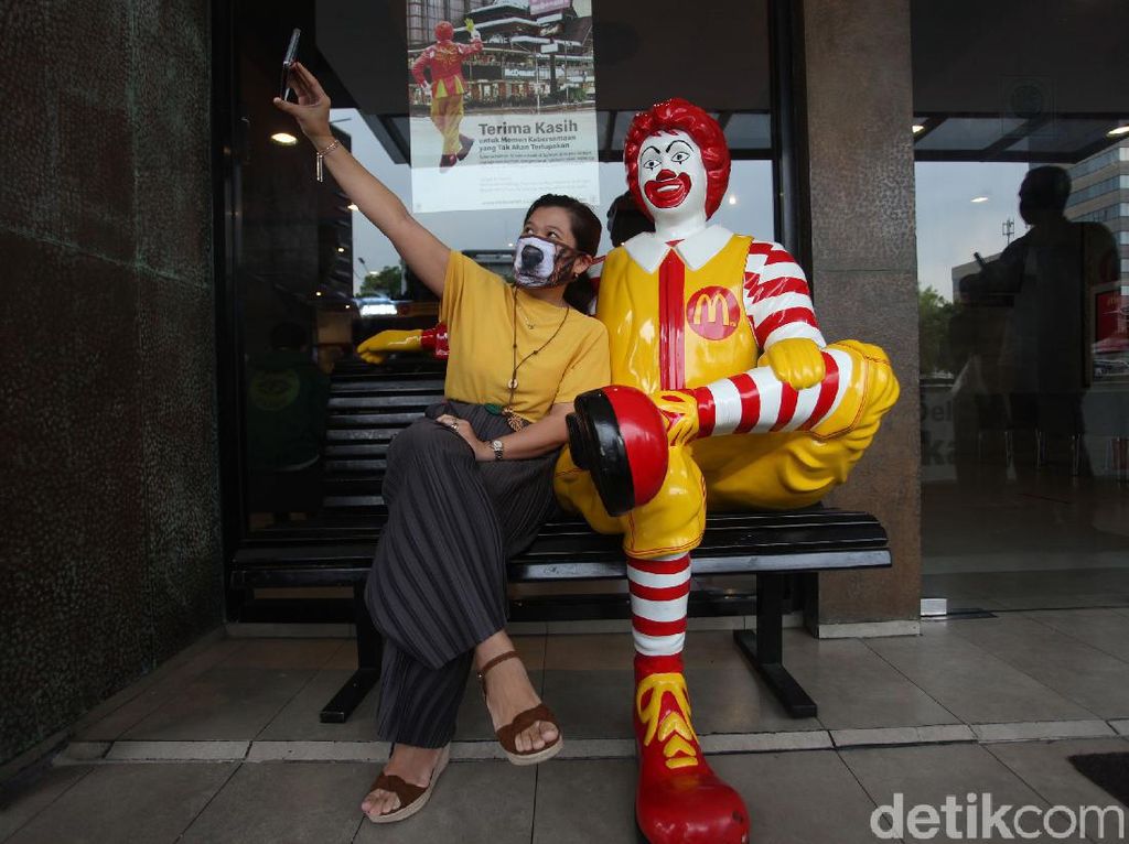 Ironi Kerumunan di McD Sarinah, Nostalgia di Tengah Wabah Ironi Kerumunan di McD Sarinah, Nostalgia di Tengah Wabah