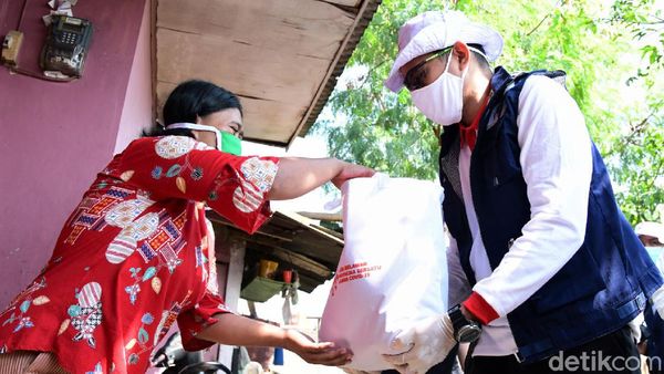 Gaya Sandiaga Uno Bagi-bagi Sembako di Bandung