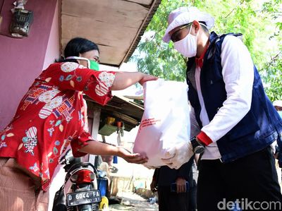 Gaya Sandiaga Uno Bagi-bagi Sembako di Bandung