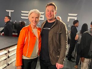 Pisah dari Grimes, Elon Musk Kini Pacaran dengan Natasha Bassett Pisah dari Grimes, Elon Musk Kini Pacaran dengan Natasha Bassett