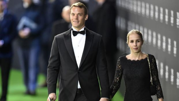 FC Bayern Munich and Germany's goalkeeper Manuel Neuer leaves with his partner Nina Weiss after The Best FIFA Football Awards 2016 ceremony, on January 9, 2017 in Zurich. (Photo by MICHAEL BUHOLZER / AFP)