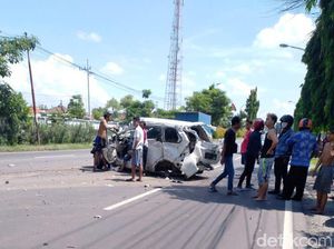 Detik-detik 3 Orang Tewas Saat Sebuah Mobil Tertabrak Kereta Api di Lamongan