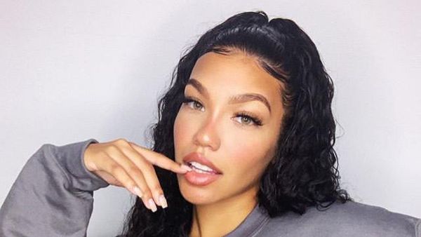 Potret Wanita yang Dikritik karena Jadi Model Baju Renang Terlalu Vulgar