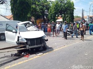 Sebuah Mobil Tertabrak Kereta Api di Lamongan, Tiga Orang Tewas