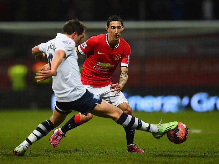 PRESTON, ENGLAND - FEBRUARY 16:  Neil Kilkenny of Preston North End tackles Angel di Maria of Manchester United during the FA Cup Fifth round match between Preston North End and Manchester United at Deepdale on February 16, 2015 in Preston, England.  (Photo by Laurence Griffiths/Getty Images)