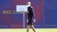Pelatih Quique Setien bahkan masih mengenakan masker dan sarung tangan saat memimpin latihan. (Foto: Miguel Ruiz/FC Barcelona via AP)