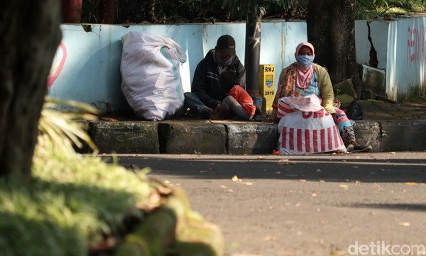 PMKS Mulai Menjamur di Kota Bandung Penyandang masalah kesejahteraan sosial (PMKS) musiman mulai berdatangan ke Kota Bandung di bulan Ramadhan ini. Begini potretnya.