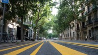 Namun, situasi masih lengag di jalan-jalan Barcelona. Masyarakat masih takut keluar rumah, sebab virus corona belum benar-benar hilang di Spanyol. (Foto: Josep LAGO / AFP)