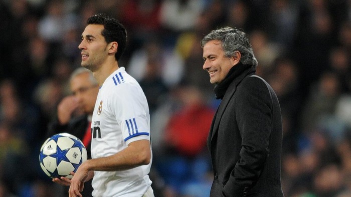 MADRID, SPAIN - FEBRUARY 02:  Head coach Jose Mourinho of Real Madrid smiles as he stands by Alvaro Arbeloa of Real Madrid during the semi-final Copa del Rey second leg match between Real Madrid and Sevilla at Estadio Santiago Bernabeu on February 2, 2011 in Madrid, Spain.  (Photo by Jasper Juinen/Getty Images)