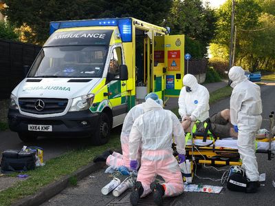 Potret Kesibukan Petugas Ambulans COVID-19 di Inggris