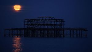 Potret Keindahan Supermoon di Berbagai Penjuru Dunia
