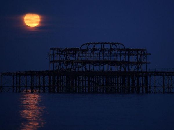Potret Keindahan Supermoon di Berbagai Penjuru Dunia