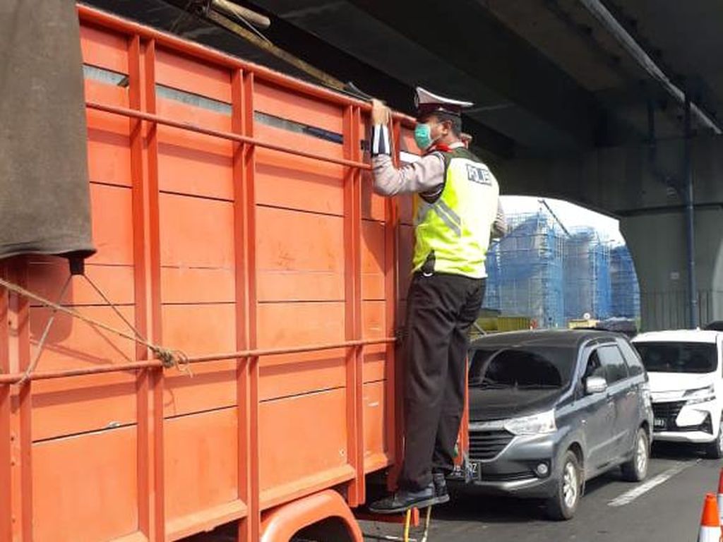 Nekat Mudik Naik Truk? Ini Bahaya dan Ancaman Sanksinya! Nekat Mudik Naik Truk? Ini Bahaya dan Ancaman Sanksinya!