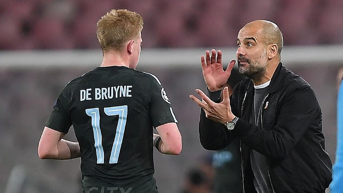NAPLES, ITALY - NOVEMBER 01: Coach of Manchester City Pep Guardiola and player Kevin De Bruyne during the UEFA Champions League group F match between SSC Napoli and Manchester City at Stadio San Paolo on November 1, 2017 in Naples, Italy.  (Photo by Francesco Pecoraro/Getty Images)