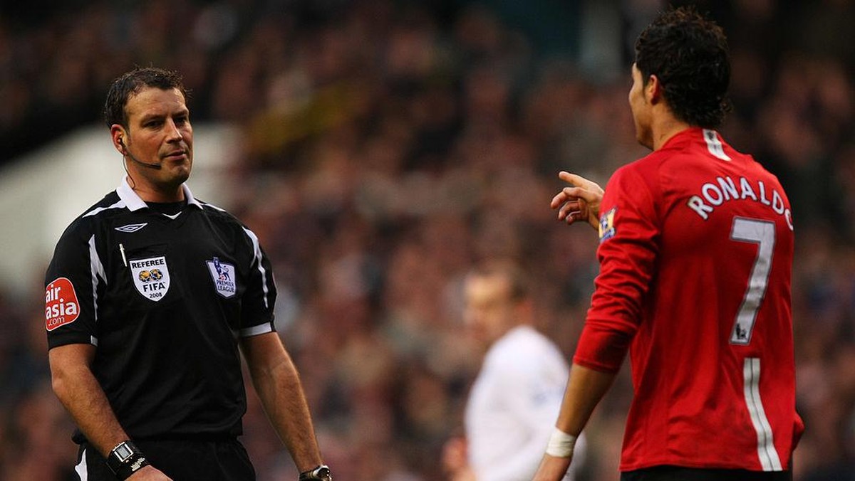 Cristiano Ronaldo saat diwasiti oleh Mark Clattenburg dalam salah satu laga Manchester United. (Foto: Getty Images/Richard Heathcote)