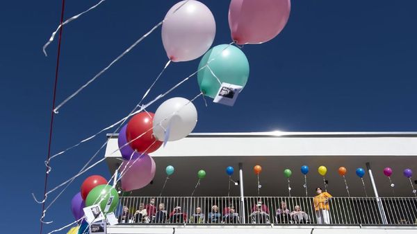 Balon dan Secercah Harapan Warga Panti Jompo