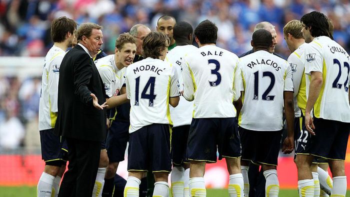 Tottenham Hotspur LONDON, ENGLAND - APRIL 11: Tottenham Hotspur manager Harry Redknapp talks to his players during the FA Cup sponsored by E.ON Semi Final match between Tottenham Hotspur and Portsmouth at Wembley Stadium on April 11, 2010 in London, England. (Photo by Clive Rose/Getty Images)