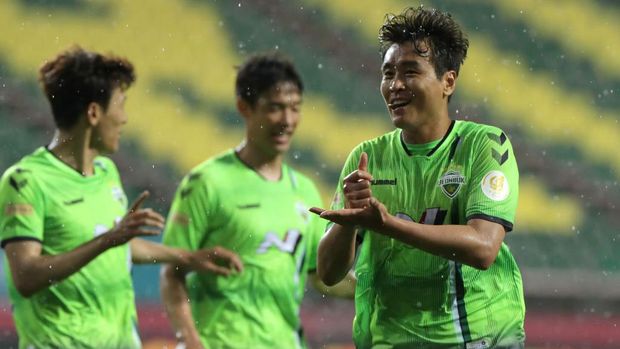JEONJU, SOUTH KOREA - MAY 08: Kim Jin-Su of Jeonbuk Hyundai Motors in action during the K League 1 match between Jeonbuk Hyundai Motors and Suwon Samsung Bluewings at Jeonju World Cup Stadium on May 08, 2020 in Jeonju, South Korea. (Photo by Han Myung-Gu/Getty Images)