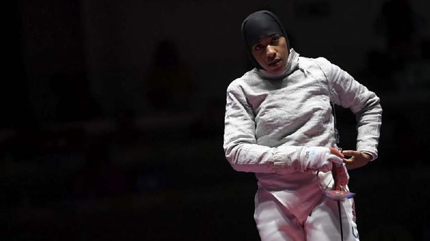 Ibtihaj Muhammad meraih perunggu Olimpiade bersama tim sabel putri Amerika Serikat.