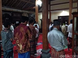 Setiap Malam Keluarga dan Puluhan Warga Mengaji Doakan Didi Kempot