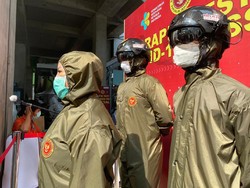 Gelar Rapid Test di Kawasan Blok M, BIN Pakai Helm Monitoring Suhu Tubuh